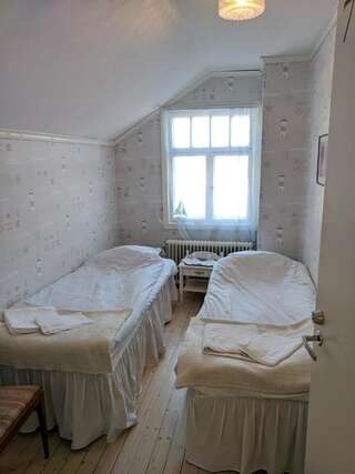 Отели типа «постель и завтрак» Amalia Lemland Небольшой двухместный номер с 2 отдельными кроватями и общей ванной комнатой-3